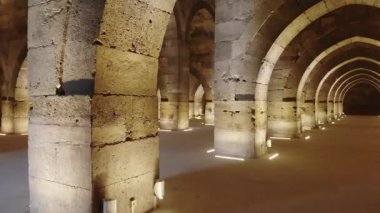 Katedral kilisesi sultanı Han caravanserai karavanı khan wikala funduq ortaçağ mimari karavanı tapınak sütunları kemer nikli avlu ayrıntıları süsleme camii