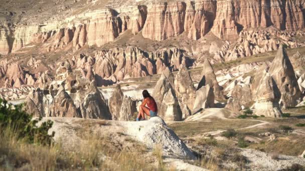 Kobieta Siedzi Przy Malowniczym Widokiem Oszałamiający Czerwony Piaskowiec Hoodoos National — Wideo stockowe