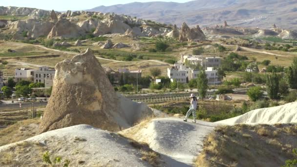 Femme Aux Cheveux Longs Chapeau Regarde Vue Panoramique Superbes Hoodoos — Video