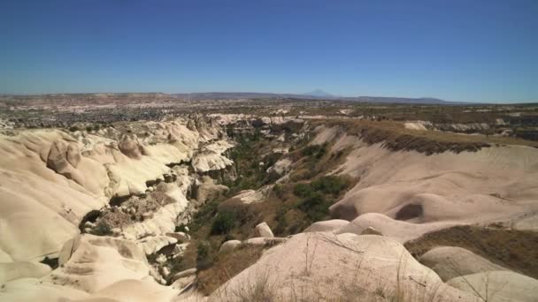 Mészkő Hoodoos Üledékes Tündér Kémény Sziklák Egy Száraz Vízelvezető Medence — Stock videók