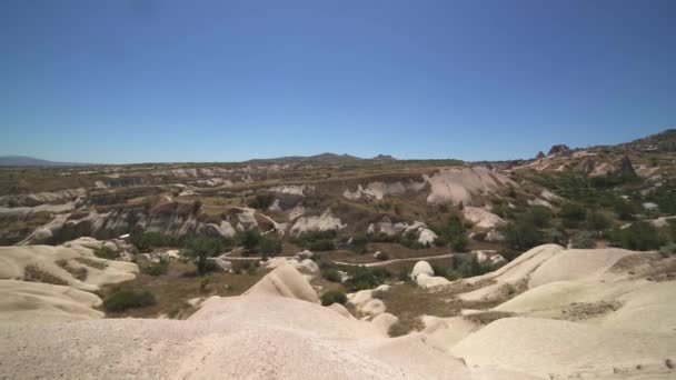 Kalksteinhoodoos Und Sedimentäre Feenkamin Felsen Einem Trockenen Entwässerungstal Kappadokien Türkei — Stockvideo