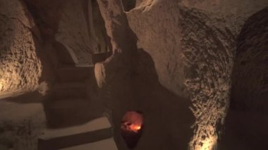 Yeraltı şehirlerinin odalarını birbirine bağlayan uzun bir koridor. Yeraltı sığınma evi, kiler kiler, drenaj kanalları mağaranın içindeki dar yol, taş devri, tarih öncesi neolitik ev arkeolojisi 4K