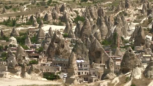 Goreme Hagyományos Barlangházak Építészet Szélén Tündér Kémények Cappadocia Mészkő Hoodoos — Stock videók