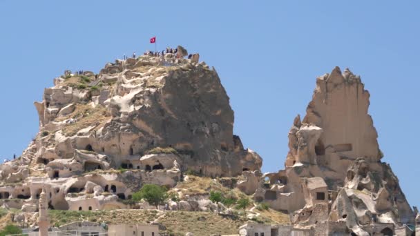 Kapadokya Daki Peri Bacalarının Kenarındaki Uchisar Tepesi Taş Mağara Mimarisi — Stok video