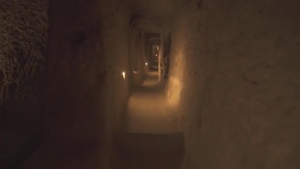 Длинный Коридор Соединяющий Комнаты Подземного Городка — стоковое видео