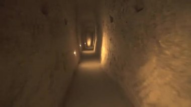 Yeraltı şehirlerinin odalarını birbirine bağlayan uzun bir koridor. Yeraltı sığınma evi, kiler kiler, drenaj kanalları mağaranın içindeki dar yol, taş devri, tarih öncesi neolitik ev arkeolojisi 4K