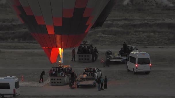 Güneş Doğmadan Bir Gece Önce Sıcak Hava Balonları Şişirmeye Yönelik — Stok video