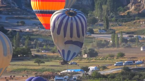 Ende Der Fahrt Mit Dem Heißluftballon Landet Auf Dem Boden — Stockvideo