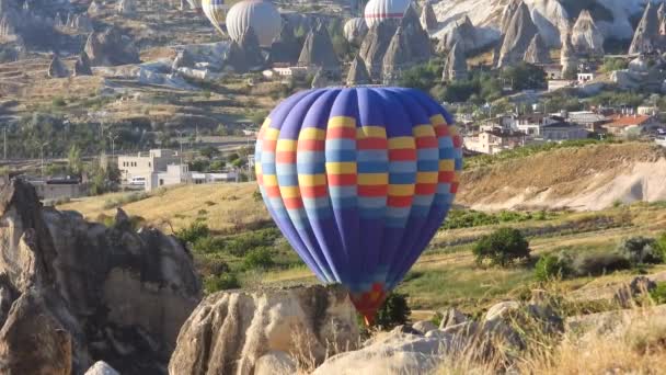 Varmluftsballong Flyger Över Hoodoos Och Fairy Skorstenar Goreme Valley Cappadocia — Stockvideo