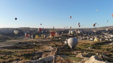 Sıcak hava balonu, Goreme Vadisi Kapadokya 'sında ve Urgup Hindi' nde uçan perili bacalar. Sıcak hava balonları, havadan hafif bir uçak. Uvanos Uchisar 'ın uçuş ekibi, gökyüzü sporu tatil macerası için havalandırma delikleri açıyor.