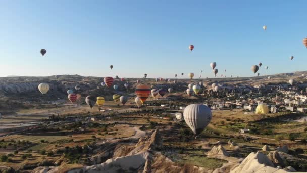 Hot Air Ballon Vliegen Hoodoos Sprookjes Schoorstenen Goreme Valley Cappadocië — Stockvideo