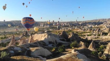 Sıcak hava balonu, Goreme Vadisi Kapadokya 'sında ve Urgup Hindi' nde uçan perili bacalar. Sıcak hava balonları, havadan hafif bir uçak. Uvanos Uchisar 'ın uçuş ekibi, gökyüzü sporu tatil macerası için havalandırma delikleri açıyor.
