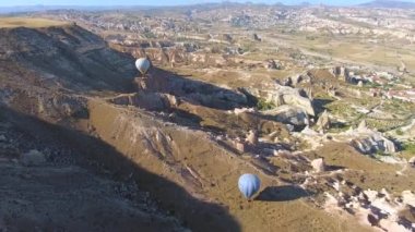 Sıcak hava balonu, Goreme Vadisi Kapadokya 'sında ve Urgup Hindi' nde uçan perili bacalar. Sıcak hava balonları, havadan hafif bir uçak. Uvanos Uchisar 'ın uçuş ekibi, gökyüzü sporu tatil macerası için havalandırma delikleri açıyor.