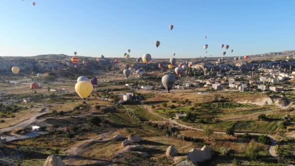 Globo Aire Caliente Volando Sobre Hoodoos Chimeneas Hadas Goreme Valley — Vídeos de Stock