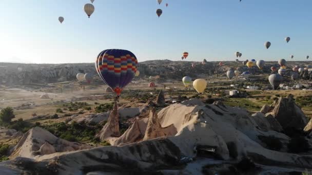 在乌尔古普土耳其戈雷梅山谷的卡帕多西亚 热气球飞过天窗和仙女烟囱 — 图库视频影像