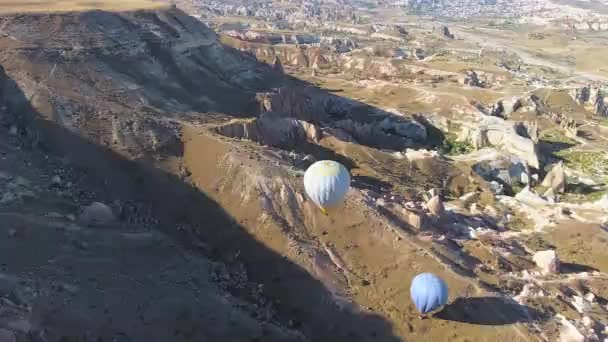 ゴームバレーカッパドキア ウルグアトルコでのフードや妖精の煙突の上を飛ぶ熱気球 熱気球は 空気より軽い航空機で構成されています — ストック動画