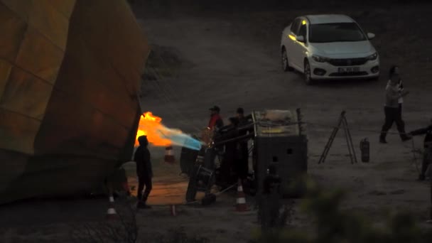 Vorbereitungen Für Das Aufblasen Von Heißluftballons Nacht Vor Sonnenaufgang Burner — Stockvideo