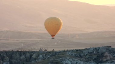 Sıcak hava balonu sabah yükseliyor ve uçuyor. Sıcak hava balonları, içinde ısıtılmış hava bulunan bir çantadan oluşan havadan hafif bir uçaktır. Kalkış ve kalkış pisti, termal olarak şişirilmiş spor hava gemilerinin 4K 'dan başlayarak havalanmasını sağlar.