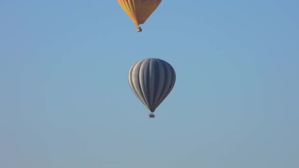 Hőlégballonok Repül Hoodoos Tündér Kémények Goreme Valley Cappadocia Urgup Törökország — Stock videók