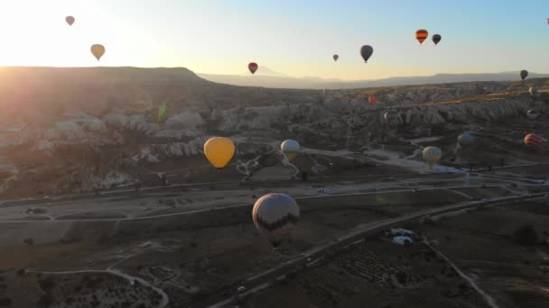 Hőlégballonok Repül Hoodoos Tündér Kémények Goreme Valley Cappadocia Urgup Törökország — Stock videók