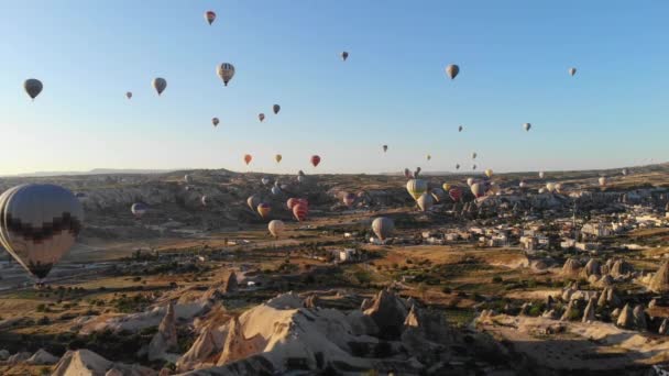 Goreme Vadisi Kapadokya Sında Uçan Sıcak Hava Balonları Peri Bacaları — Stok video