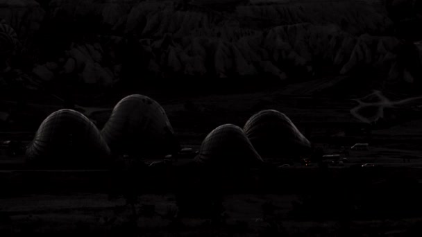 日の出前の熱気球の夜を膨らませるための準備 バーナー人間が運ぶ飛行朝の暗い飛行船の飛行エアロスタインフレーションパラシュートベント旅客用航空機熱クルーリフト通気スポーツフェスティバル休暇旅行冒険 — ストック動画