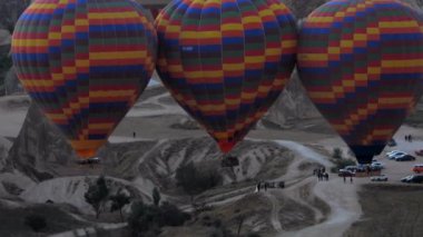 Gece güneş doğmadan önce sıcak hava balonları şişirmeye yönelik hazırlıklar. Kullan-at, sabah uçuşları. Karanlık hava gemisi enflasyonu, enflasyon paraşütü.