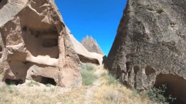 Peri bacaları mağara evleri ve tarihi manastırlar, seyahat eden turistlerin gözlerinden geçer. Eserli taş kapadokya goreme vadisinde, volkanik çadır kaya oluşumu. Kum taşı hudu tarihi, antik zamanlarda 4K kulesi.
