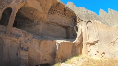 Peri bacaları mağara evleri ve tarihi manastırlar, seyahat eden turistlerin gözlerinden geçer. Eserli taş kapadokya goreme vadisinde, volkanik çadır kaya oluşumu. Kum taşı hudu tarihi, antik zamanlarda 4K kulesi.