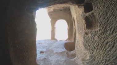 Peri bacaları mağara evleri ve tarihi manastırlar, seyahat eden turistlerin gözlerinden geçer. Eserli taş kapadokya goreme vadisinde, volkanik çadır kaya oluşumu. Kum taşı hudu tarihi, antik zamanlarda 4K kulesi.
