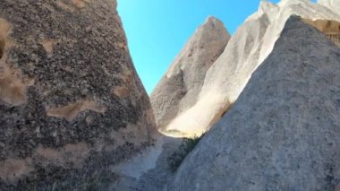 Peri bacaları mağara evleri ve tarihi manastırlar, seyahat eden turistlerin gözlerinden geçer. Eserli taş kapadokya goreme vadisinde, volkanik çadır kaya oluşumu. Kum taşı hudu tarihi, antik zamanlarda 4K kulesi.