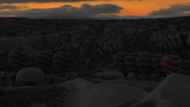 Vorbereitungen Für Das Aufblasen Von Heißluftballons Der Nacht Vor Sonnenaufgang — Stockvideo