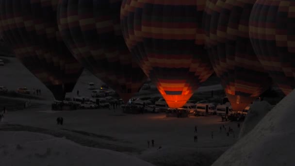 Gece Güneş Doğmadan Önce Sıcak Hava Balonları Şişirmeye Yönelik Hazırlıklar — Stok video