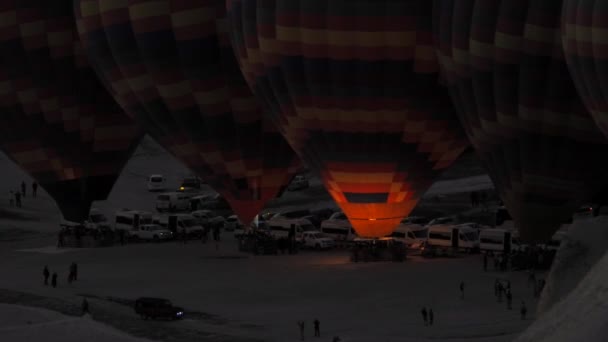 Подготовка Надуванию Воздушных Шаров Ночью Перед Восходом Солнца Сжигатель Человека — стоковое видео