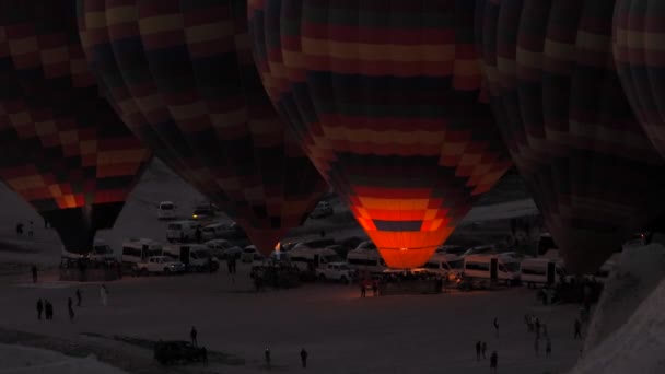 Felkészülés Hőlégballonok Felfújására Éjszaka Napkelte Előtt Égő Emberszállító Repülés Reggel — Stock videók