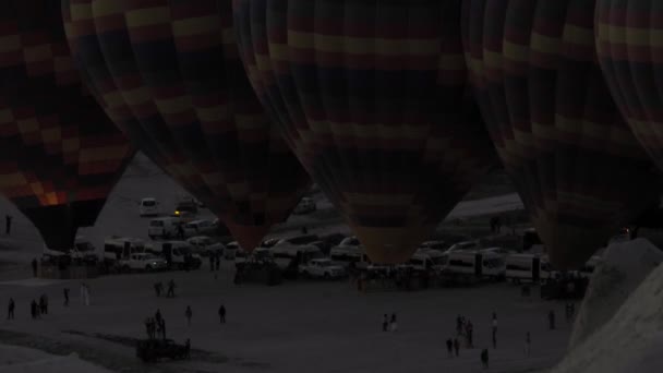 Přípravy Nafouknutí Horkovzdušné Balónky Noci Před Východem Hořáku Člověk Nést — Stock video