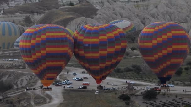 Vorbereitungen Für Das Aufblasen Von Heißluftballons Der Nacht Vor Sonnenaufgang — Stockvideo