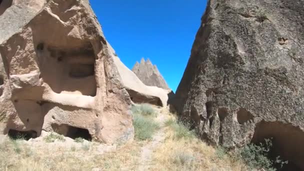 Tündér Kémények Hoodoos Barlang Ház Történelmi Kolostor Szemén Keresztül Utazó — Stock videók