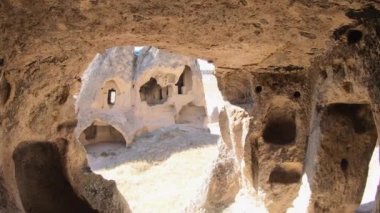 Peri bacaları mağara evleri ve tarihi manastırlar, seyahat eden turistlerin gözlerinden geçer. Eserli taş kapadokya goreme vadisinde, volkanik çadır kaya oluşumu. Kum taşı hudu tarihi, antik zamanlarda 4K kulesi.