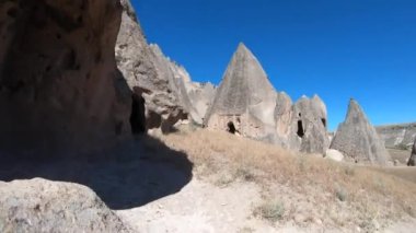 Peri bacaları mağara evleri ve tarihi manastırlar, seyahat eden turistlerin gözlerinden geçer. Eserli taş kapadokya goreme vadisinde, volkanik çadır kaya oluşumu. Kum taşı hudu tarihi, antik zamanlarda 4K kulesi.