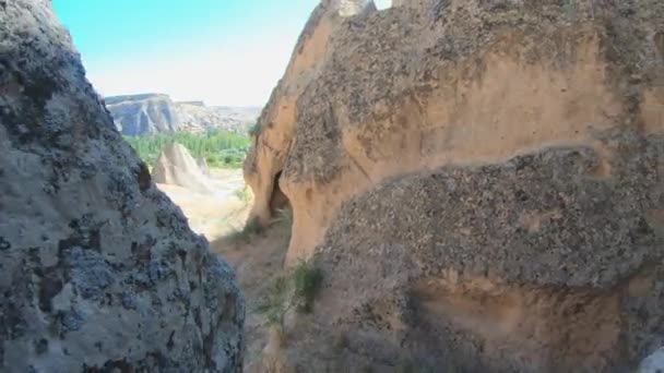 Казкові Димоходи Hoodoos Печерний Будинок Історичний Монастир Очима Мандрівного Туриста — стокове відео