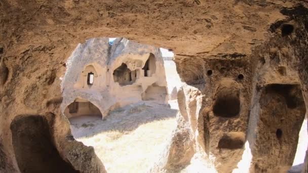 Tündér Kémények Hoodoos Barlang Ház Történelmi Kolostor Szemén Keresztül Utazó — Stock videók