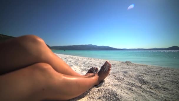 Gambe Una Donna Prendere Sole Sole Sulla Spiaggia Bianca Vacanza — Video Stock