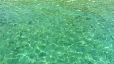 Sıcak su kaynağı termal sıcak su kaynağında oluşmuştur. Temiz taban taşları. Şeffaf şeffaf kristal hyalin peluşit sıvı limpid hyaloid akım yatağı sıcak termaller ılık 4K 'yı ısıtır.