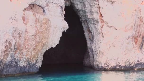 Naturlig Och Verklig Havsgrotta Den Klippiga Kusten Litterär Grotta Grotta — Stockvideo