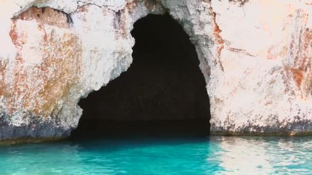 Naturalna Prawdziwa Jaskinia Morska Skalistym Wybrzeżu Jaskinia Morska Grota Jaskinia — Wideo stockowe