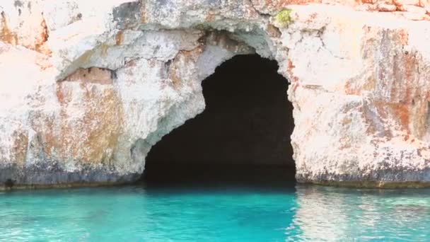 Naturalna Prawdziwa Jaskinia Morska Skalistym Wybrzeżu Jaskinia Morska Grota Jaskinia — Wideo stockowe