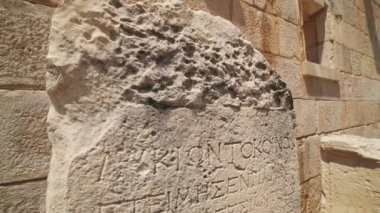 Noel 'den önce antik medeniyet şehrinin eski tarihi taş eserleri. Yeni keşfedilen ve ortaya çıkarılan tarih kalıntıları arkeolojik yazıtların bulunduğu yerde. Patara Lycia kemer kapaklı sütun kapılı tapınak Roma imparatorluğu bronz çağı UNESCO dünya mirası