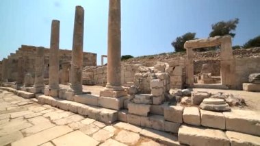Noel 'den önce antik medeniyet şehrinin eski tarihi taş eserleri. Yeni keşfedilen ve ortaya çıkarılan tarih kalıntıları arkeolojik kazı alanında. Patara Lycia kemer kapaklı sütun kapılı tapınak Roma imparatorluğu bronz çağı UNESCO dünya mirası sahası 4K