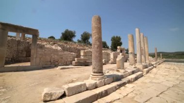 Noel 'den önce antik medeniyet şehrinin eski tarihi taş eserleri. Yeni keşfedilen ve ortaya çıkarılan tarih kalıntıları arkeolojik kazı alanında. Patara Lycia kemer kapaklı sütun kapılı tapınak Roma imparatorluğu bronz çağı UNESCO dünya mirası sahası 4K